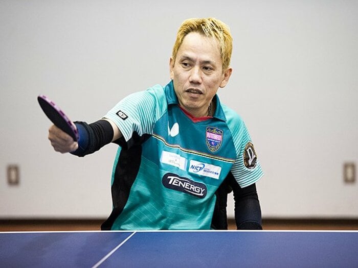 パラ卓球で8連覇の吉田信一選手と球を打ち合い、松岡修造が驚いた!<Number Web> photograph by Yuki Suenaga