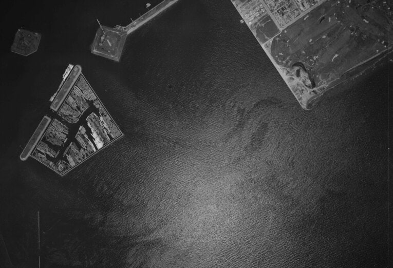 1963年のお台場付近の航空写真。埋め立て工事はまだまだ始まったばかり。写真上部左に第3台場と第6台場が確認できる　出典：国土地理院の空中写真