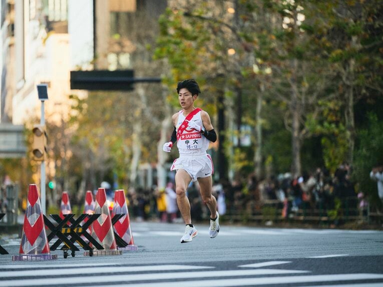 101回箱根1区で大独走して区間1位の中央大・吉居。解説していたOBの兄・大和とのほっこりトークも話題に　©Yuki Suenaga