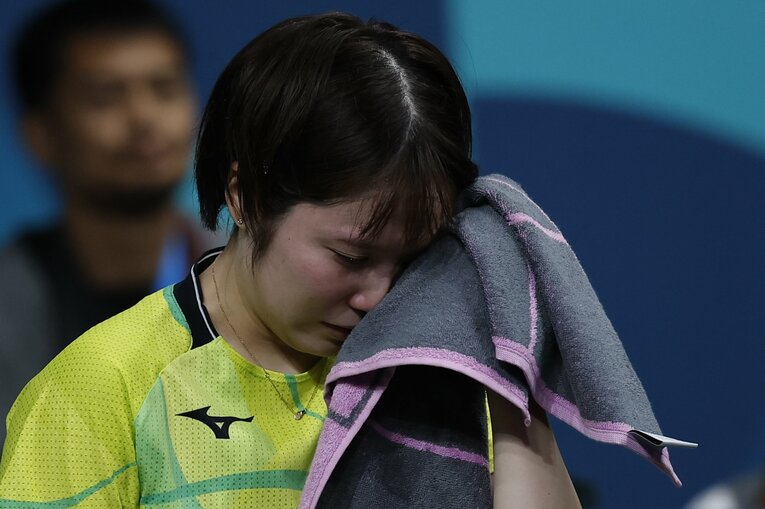 韓国のシンに敗れ、何度も涙を拭った平野　©JIJI PRESS
