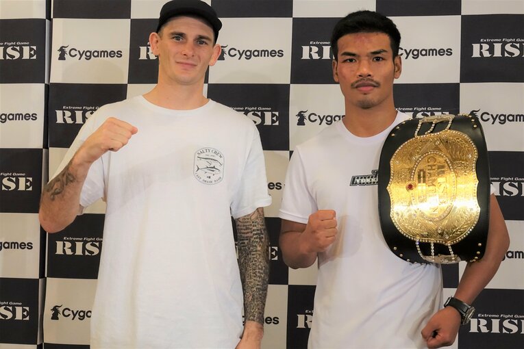 8月21日のRISEで勝利したペットパノムルン・キャットムーカオ（右）とチャド・コリンズ　©Koji Fuse