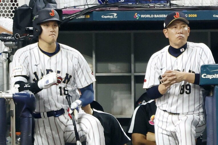 ベネズエラ戦9回、ベンチから厳しい表情で試合を見つめる井端弘和監督と大谷翔平 ／ photograph by KYODO