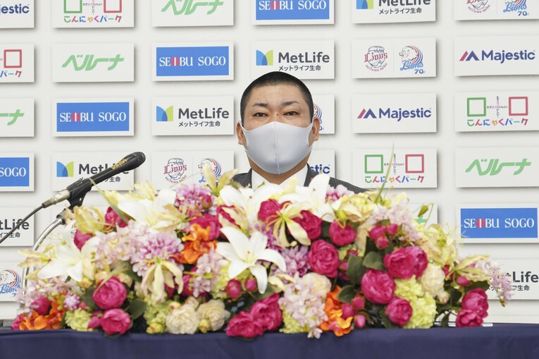 引退会見に臨んだ高橋朋己　©︎Seibu Lions
