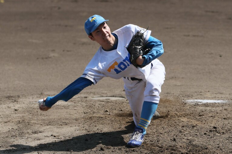 大学ジャパンの選抜合宿にも選ばれた東大4年の渡辺向輝。スカウトが見た父譲りのサブマリンがプロで通用するために必要な条件とは？ ／ photograph by Shigeki Yamamoto