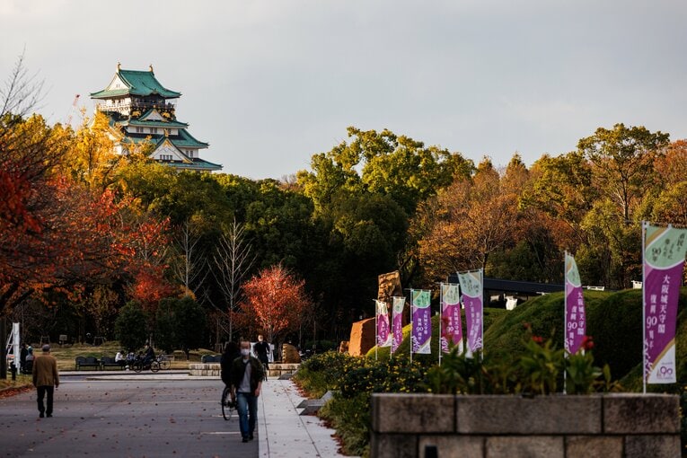 JR森ノ宮駅を出ると北西側すぐに大阪城公園の入口がある