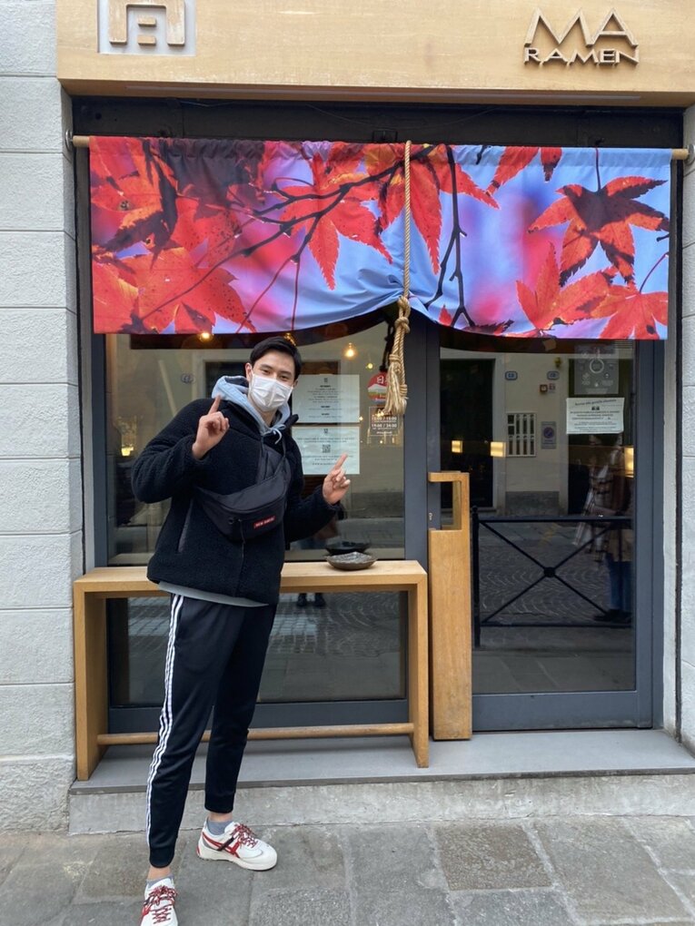 街で見つけたラーメン屋の前で　©Ran Takahashi