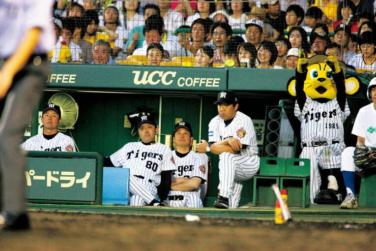 リーグ優勝した2005年にベンチから戦況を見守る岡田監督。やはり右隣に平田コーチがいる　Naoya Sanuki