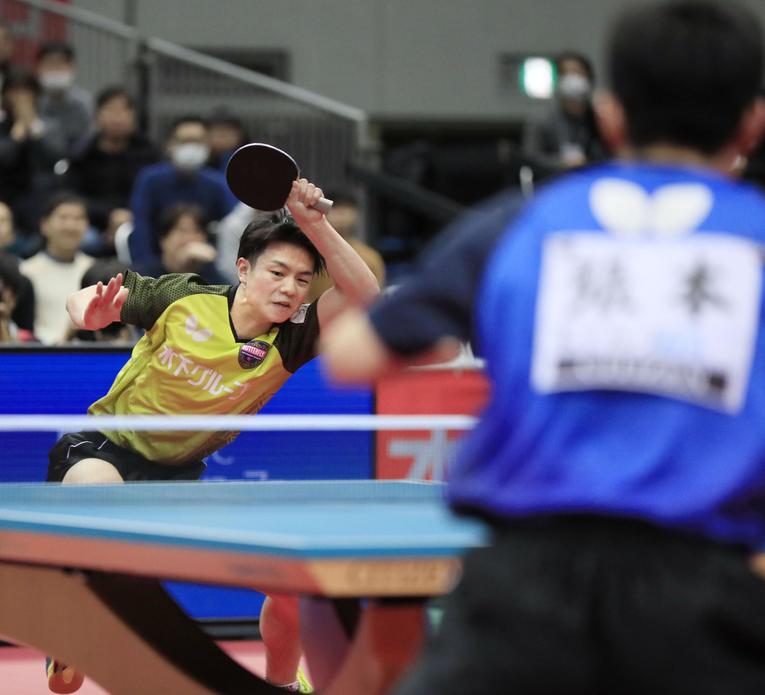 2020年1月の全日本選手権男子シングルス決勝で張本を破った宇田（左） ©KYODO