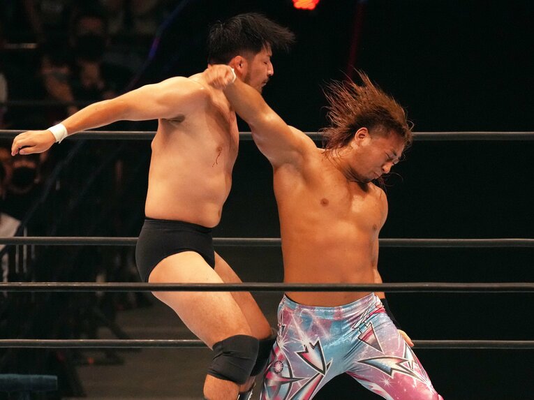 成田蓮にカウンターのエルボーを放つ海野翔太