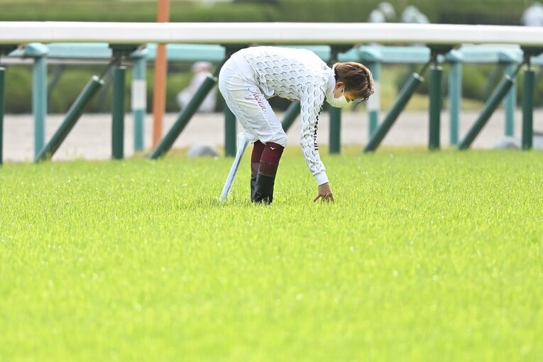 2021年に雑誌『Number』の一週間密着企画で撮影。レース当日の早朝、芝の状態をチェック　©Keiji Ishikawa