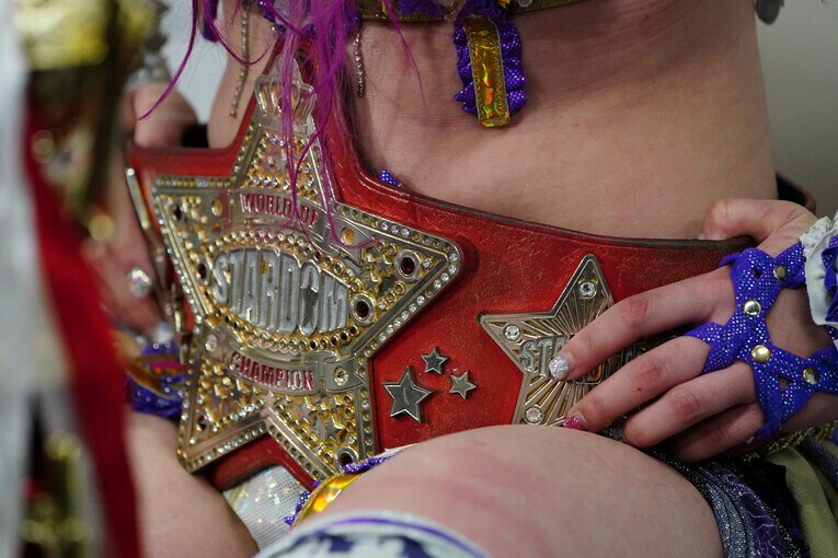 中野たむの腰にしっかりと巻かれた赤いベルト