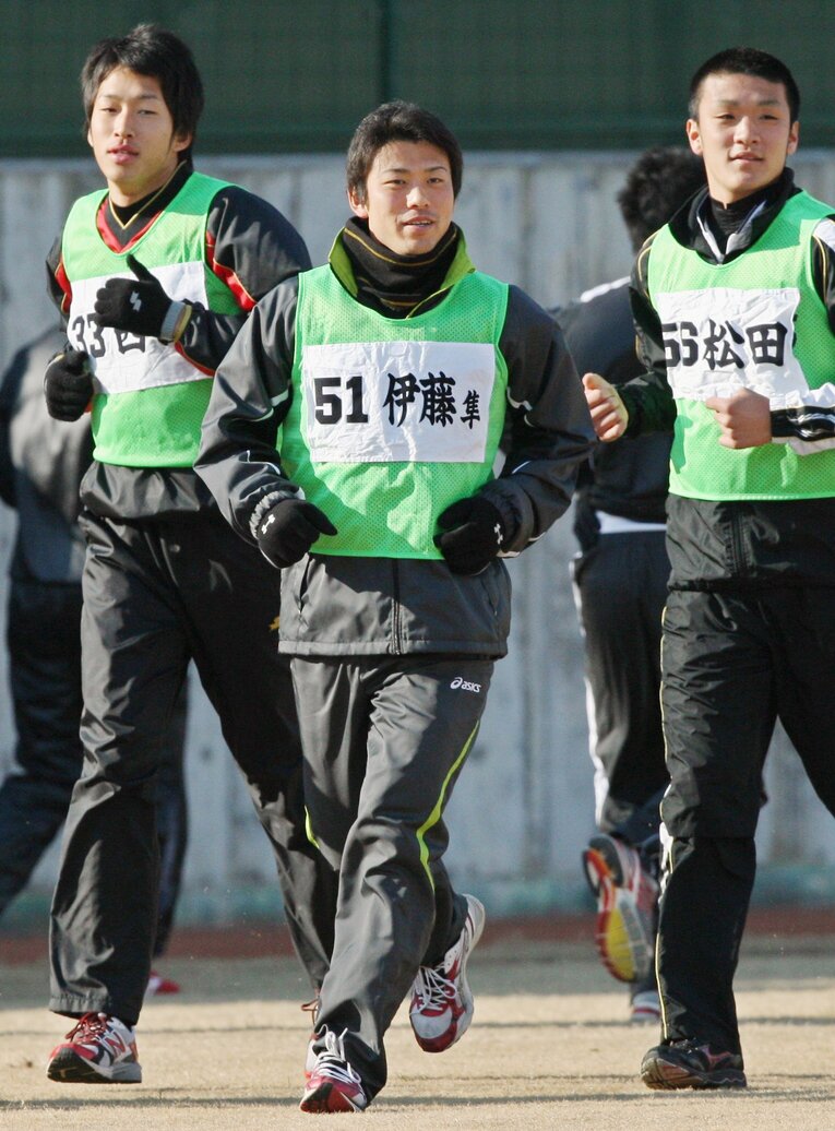 新人合同自主トレで汗を流す伊藤　©JIJI PRESS