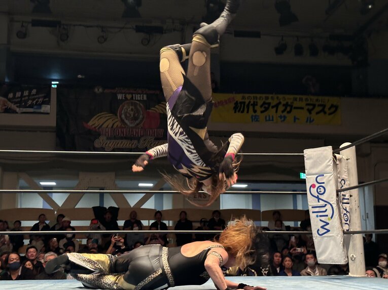 得意のムーンサルトプレスは自爆（2枚目／2枚）