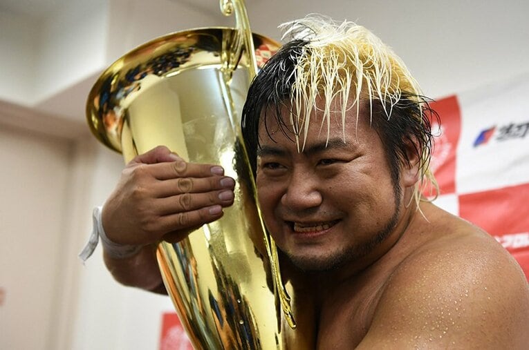 「王道トーナメント」のトロフィーを抱きしめる諏訪魔。頑丈な身体と心を持つ優しきプロレスラーは、どういう方法で全日の栄光を取り戻すつもりなのか？ ／ photograph by Essei Hara