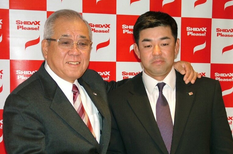 2002年11月～2005年11月まで3年間シダックス野球部監督を務めた野村克也。写真は2005年、後任監督となった田中善則コーチ（当時）との記者会見　©KYODO