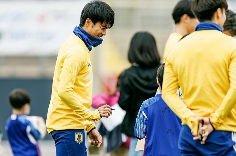 三笘薫が子供ファンにサインの神対応　©Kiichi Matsumoto