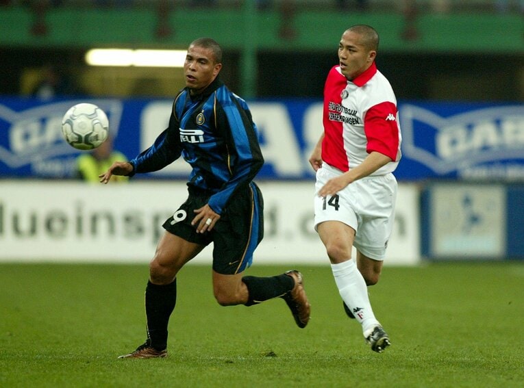 UEFAカップ準決勝でロナウド（インテル）と競り合う小野伸二（2002年4月）©︎PICS UNITED/AFLO