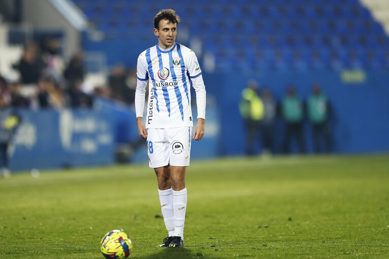 「W杯出番なし」からのリスタート…柴崎岳は今、スペイン2部でどうなっている？“思いを内に秘めたはず”30歳の今を撮った(14)