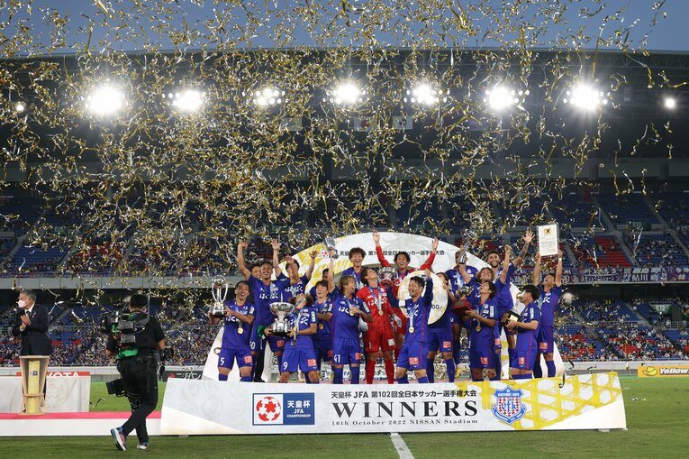 天皇杯決勝後の表彰式　©2022VFK