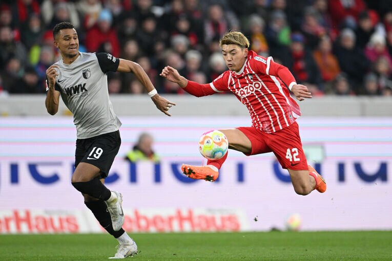 アウグスブルク戦での堂安　©Getty Images