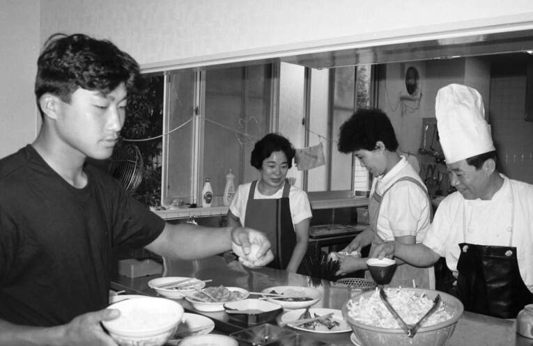 日本ハム2軍密着（1988年）。散歩後の食事朝食はバイキング形式　©BUNGEISHUNJU