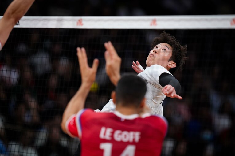 石川祐希（VNLフランス戦）　©︎Volleyball World