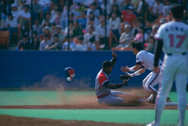 1992年、秋田での近鉄戦でジェシー・リードに強烈なスライディングを浴びる　©BUNGEISHUNJU