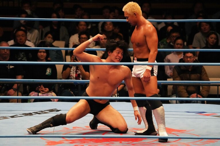 余裕を見せる中嶋勝彦に対し、必死に立ち上がりパンチで立ち向かう安齊勇馬　©Essei Hara