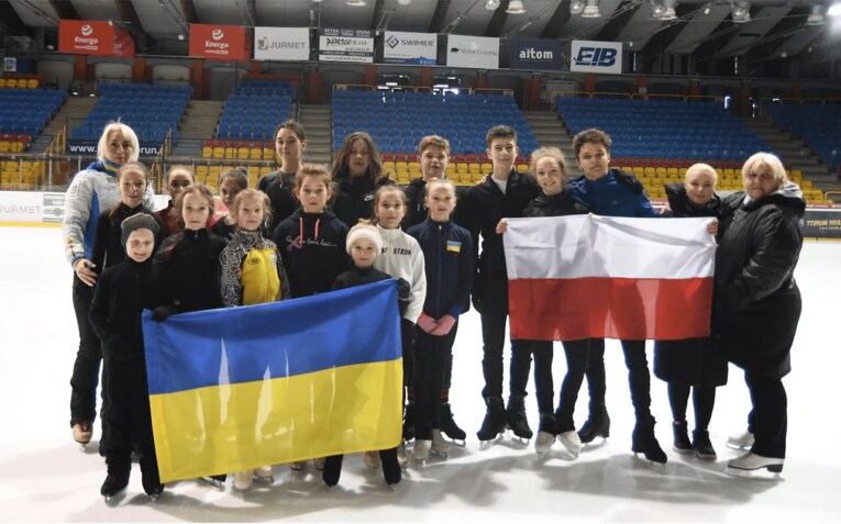 トルンのスケートクラブAXELでは、オーナーがウクライナ侵攻後すぐにウクライナのスケート連盟に連絡をいれ、スケーターの子供たちのポーランドへの避難を手配したという。ポーランドでの滞在先や、渡航の手配をアクセルのコーチたちが引き受けた（藤田さんのHP「SLOWART」より）