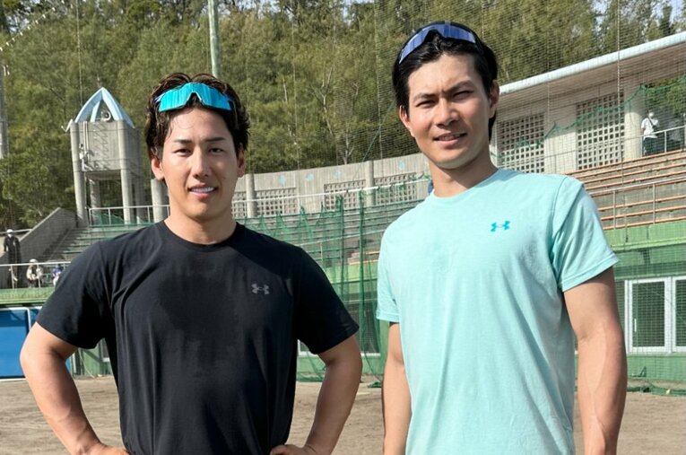 今年１月に自主トレに入門した吉田正尚から多くのことを吸収した藤原（右）　©Chiba Lotte Marines