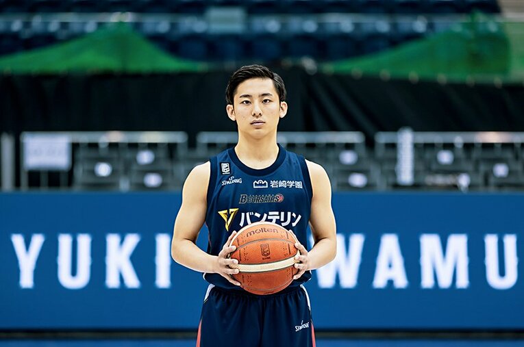 12月19日の対秋田戦のハーフタイムイベントで横浜との契約を発表した河村勇輝。早ければ26日のアウェー島根戦から出場する ／ photograph by Kiichi Matsumoto,Hiroyuki Nakamura(in the article)