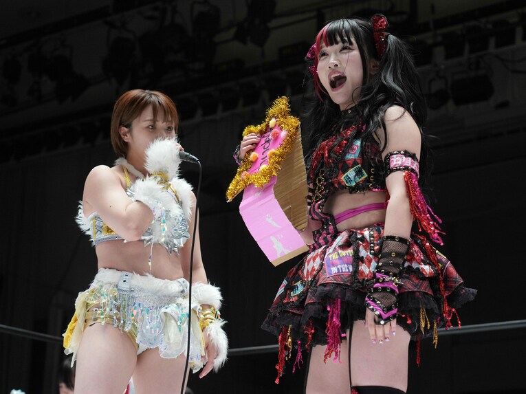 “かわいい・オブ・かわいい”ベルトを手にする伊藤麻希に「欲しいわけないだろ」と言うなつぽい。3月31日、後楽園ホール ©Essei Hara