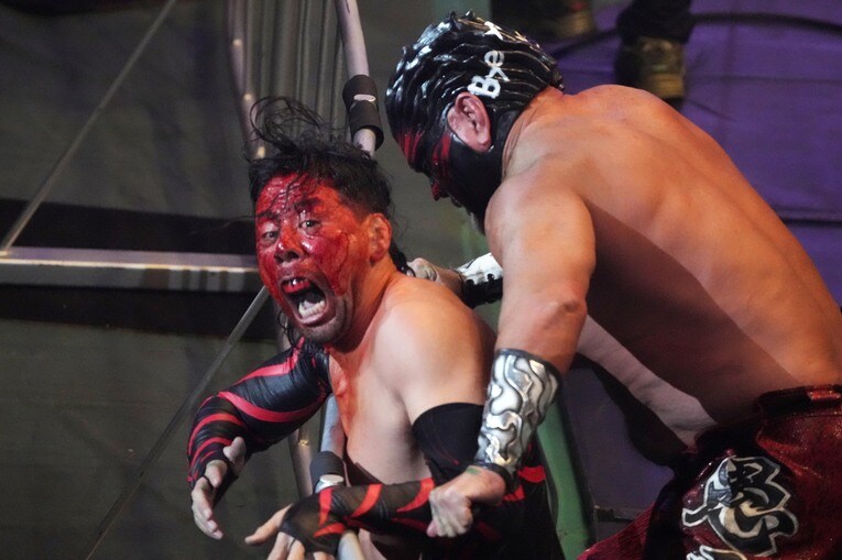 グレート・ムタの毒霧を浴びた中邑真輔。2023年1月1日、日本武道館　©Essei Hara