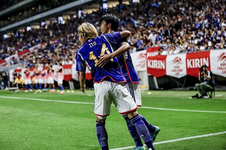 ハグを交わす伊東純也と三笘薫　©Kiichi Matsumoto