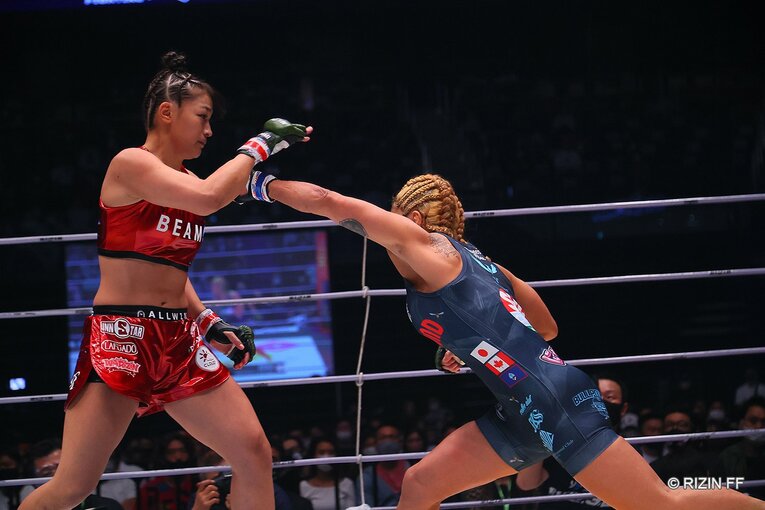 得意のタックルだけでなく、パンチも効果的に繰り出した美憂　©RIZIN FF