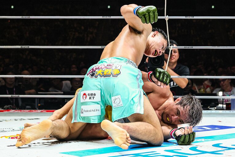 3ラウンド。タックルを切られ、グラウンドでYA-MANのパウンドを浴びる金原　©RIZIN FF Susumu Nagao