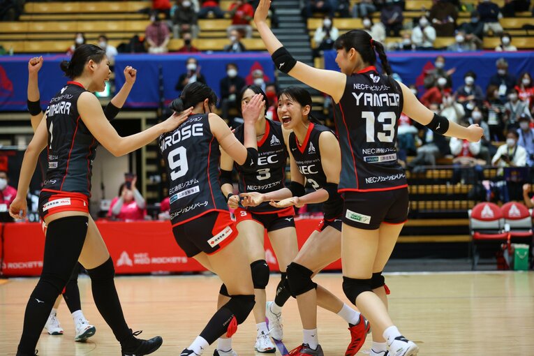 古賀紗理那（中央）ら日本代表選手が多く在籍するNECレッドロケッツ　©NEC RED ROCKETS