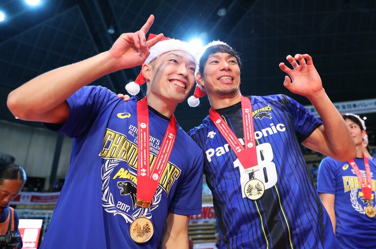 12シーズン在籍したパナソニックパンサーズ（現・大阪ブルテオン）を離れたセッター深津英臣。福澤達哉（右）ら日本代表選手たちと一時代を築いた。写真＝2017年天皇杯、サンタ帽子をかぶって優勝を喜ぶ深津 ／ photograph by Yohei Osada/AFLO SPORT