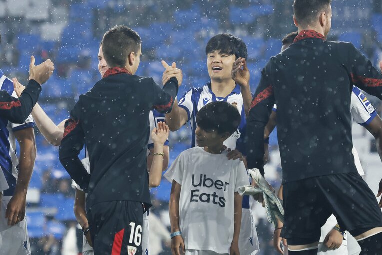 「それファウルだから」PKの笛は鳴らず…“久保建英が倒された写真”がダービー翌日、現地紙一面に「クボ対策は反則かスレスレしかない」雄弁な証拠(6)