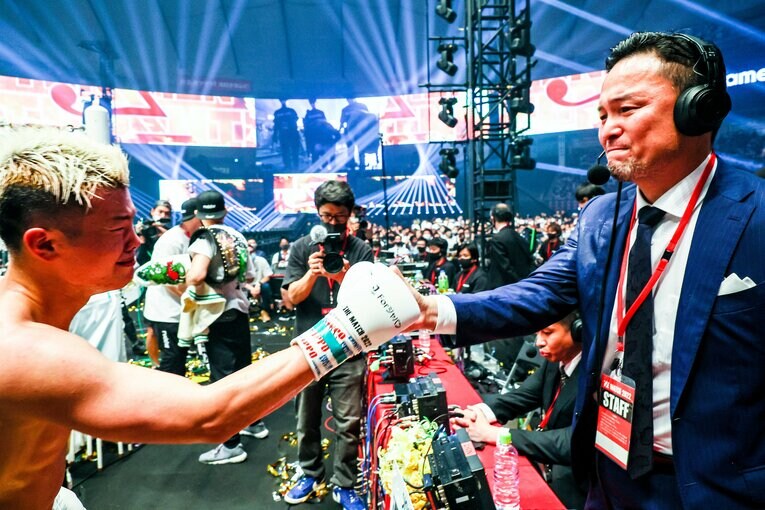 RISEの伊藤隆代表に勝利を報告　©THE MATCH 2022/Susumu Nagao