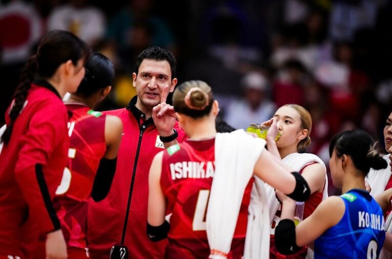 選手たちに指示するアクバシュ監督　©︎Volleyball World