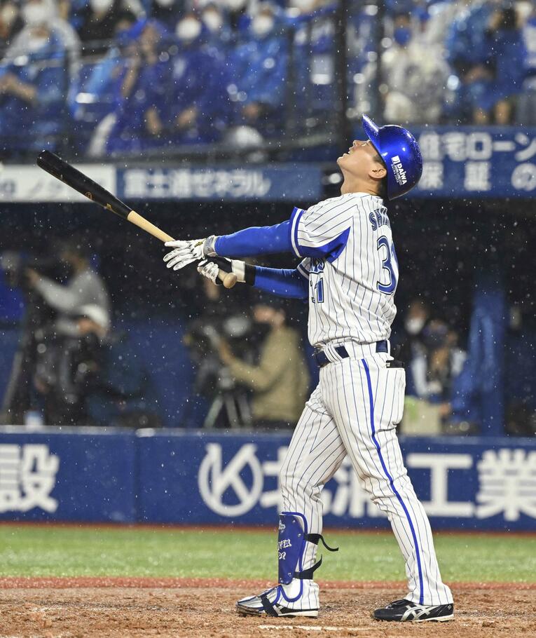 5月12日の巨人戦にて、三飛に倒れる柴田　©KYODO