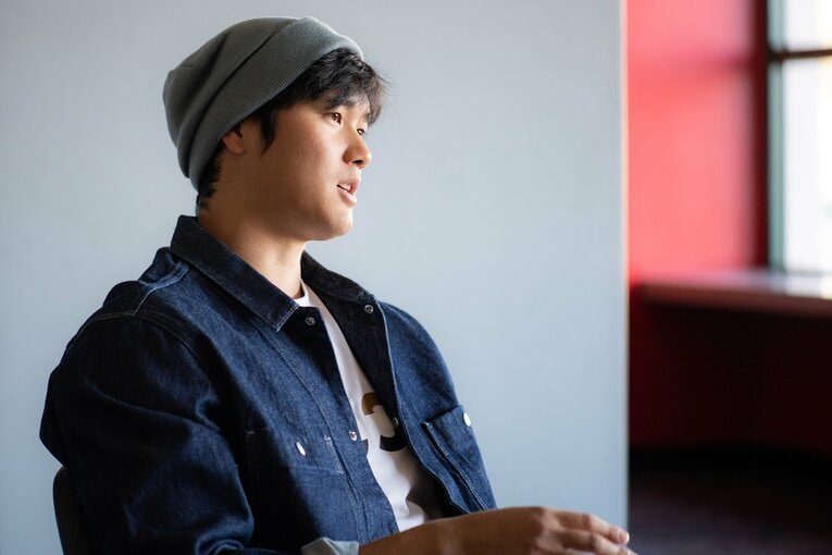 WBC開幕前の2月下旬、ニット帽にデニムジャケットという服装でNumberのインタビューに応じた大谷翔平　©Nanae Suzuki