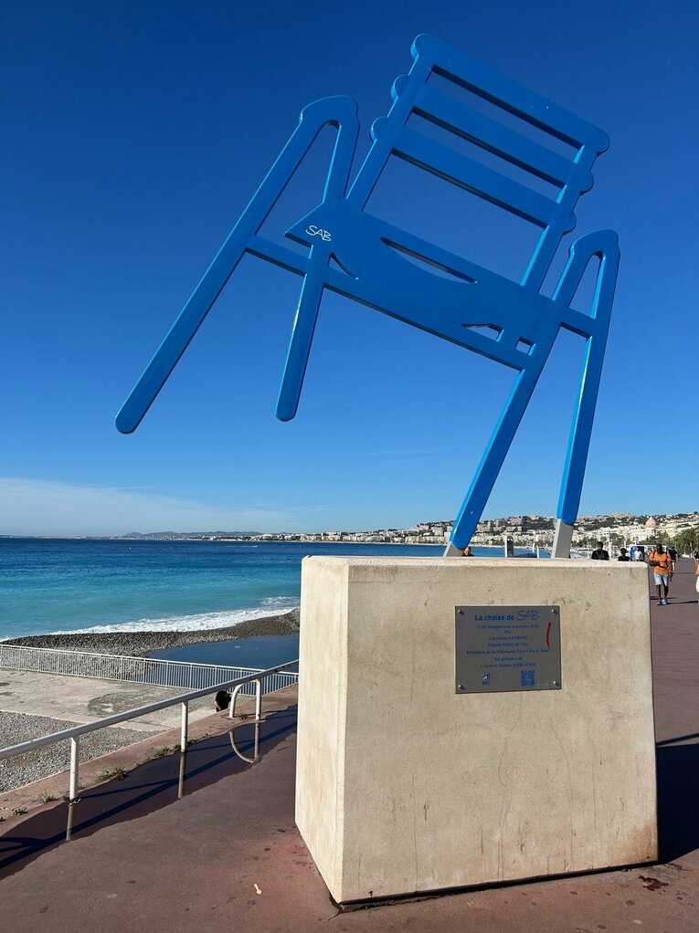 海岸沿いのモニュメント。南仏の素晴らしさを実感