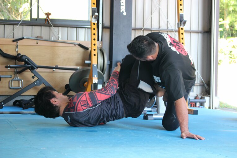 「たけちゃん」こと手塚健哉さんとの寝技スパーリング　©Number Web