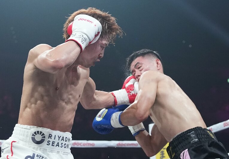 4ラウンド、キムの顔に左フックをヒットさせる井上　©Naoki Fukuda