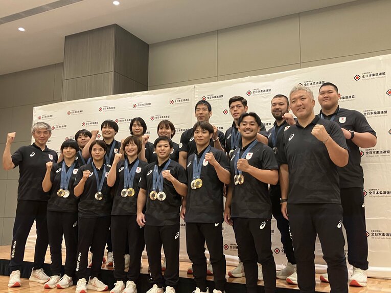 帰国会見に臨んだ柔道日本代表チーム　©NumberWeb