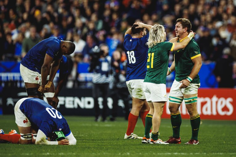 フランス戦、同じく途中出場だったSHファフ・デクラーク（左／横浜キヤノンイーグルス）と言葉をかわすクワッガ・スミス（右）。リーグワンでは敵同士になって、超一流の技をぶつけ合っている　©︎Kiichi Matsumoto