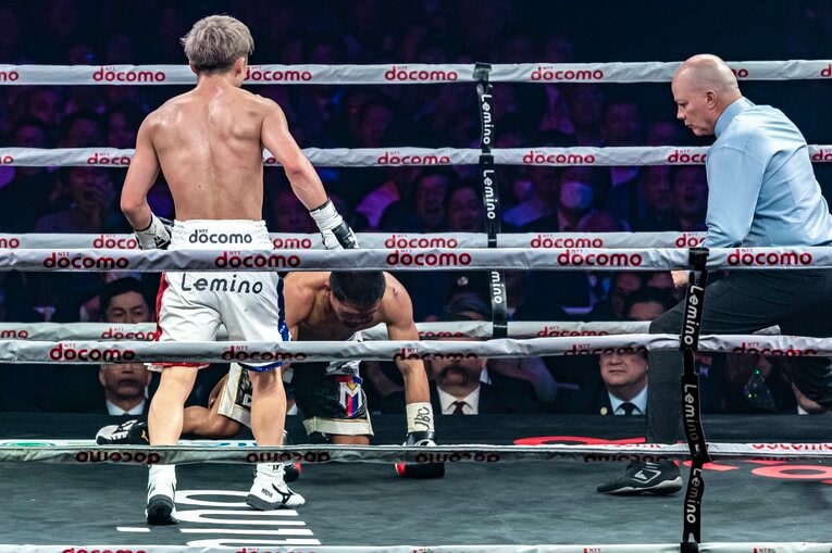 井上尚弥vs.マーロン・タパレス。4ラウンドのダウンシーン（7枚目／全9枚）©Takuya Sugiyama