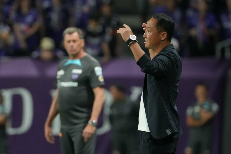 もどかしそうに両手を上げる黒田監督　©Masashi Hara